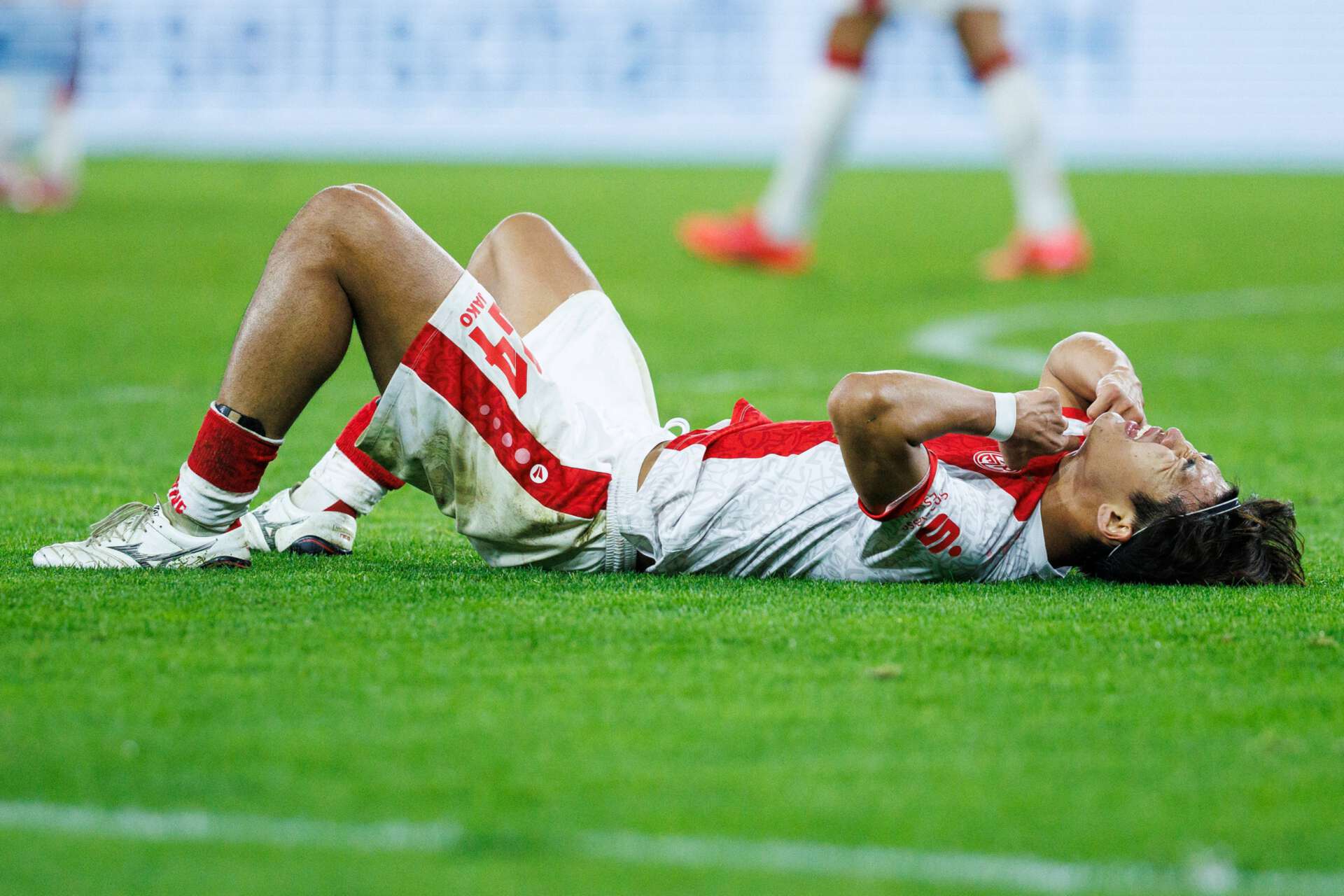 Kaito Mizuta von Rot-Weiss Essen liegt nach dem Abpfiff der Drittligapartie gegen VfB Stuttgart II erschöpft auf dem Spielfeld, 05.12.2025