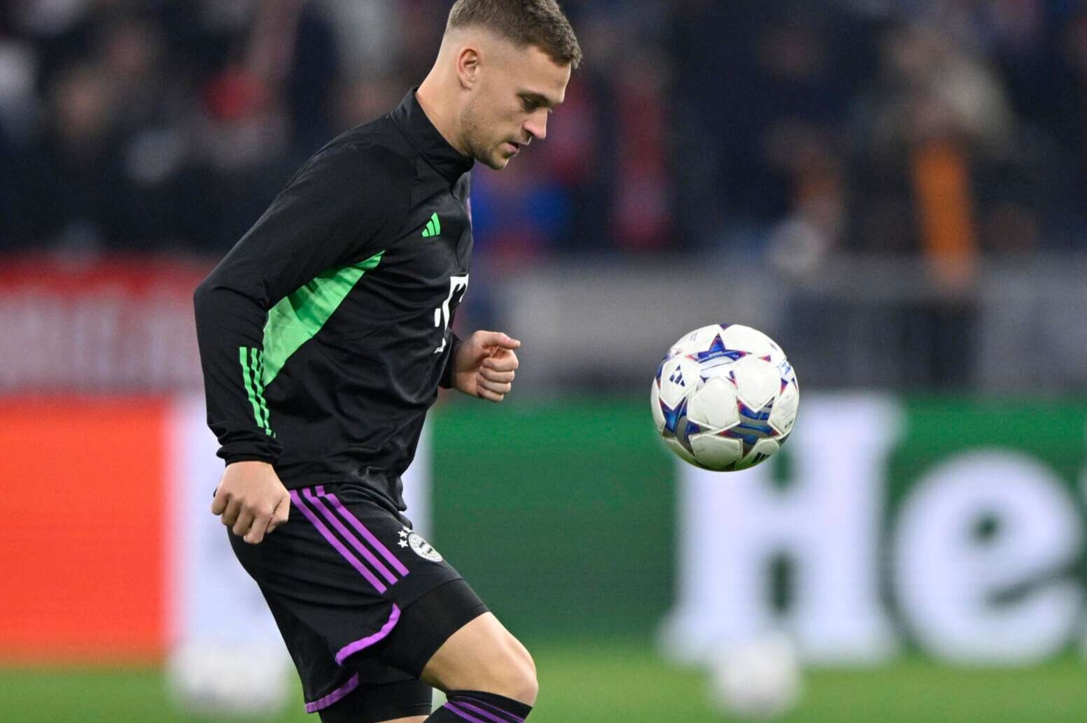 Joshua Kimmich vom FC Bayern München beim Aufwärmen mit dem Ball vor einem  Champions League-Spiel. 8.11.2023