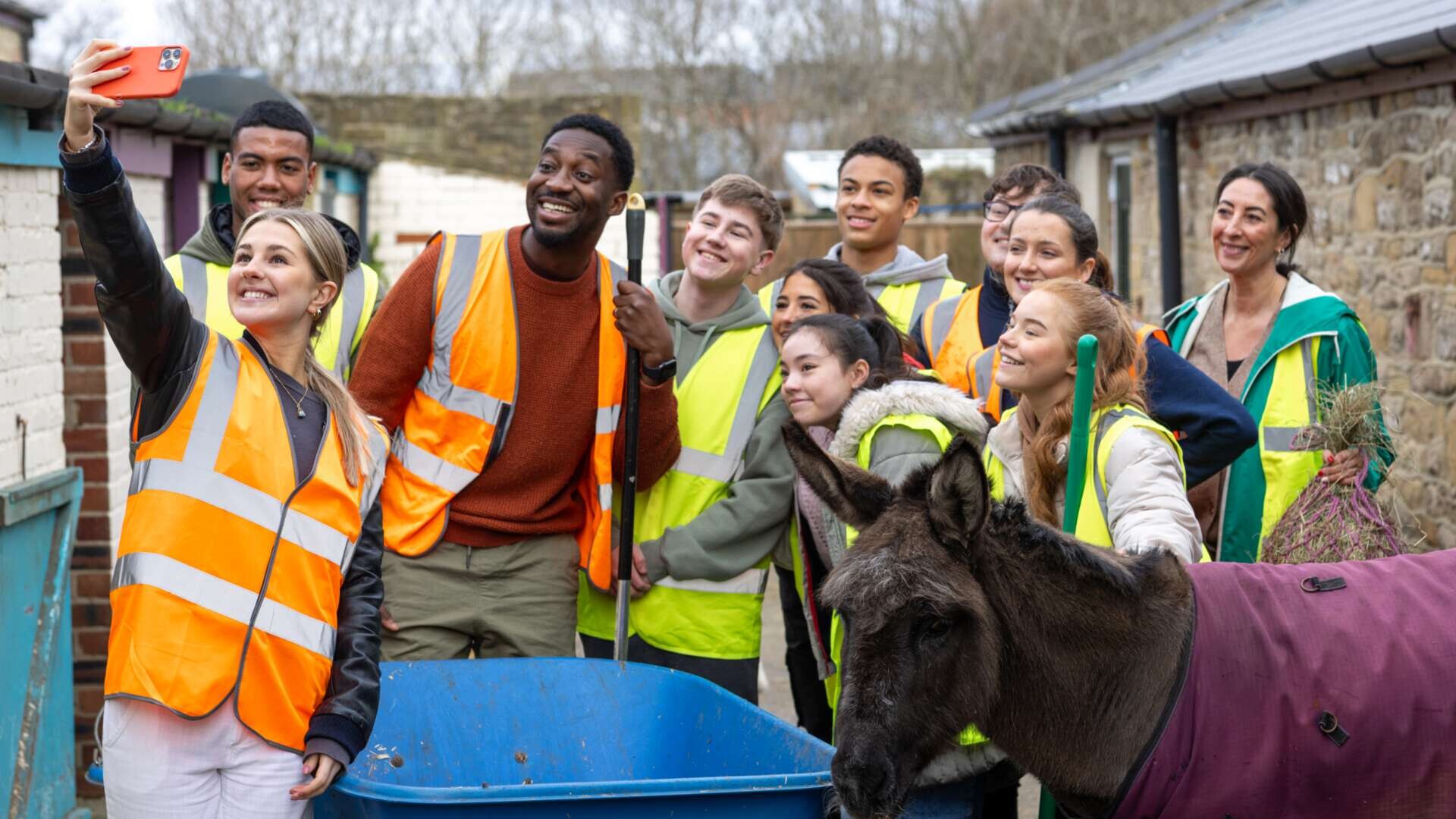 Eine Gruppe von Menschen steht zusammen und macht ein Selfie; Ehrenamt