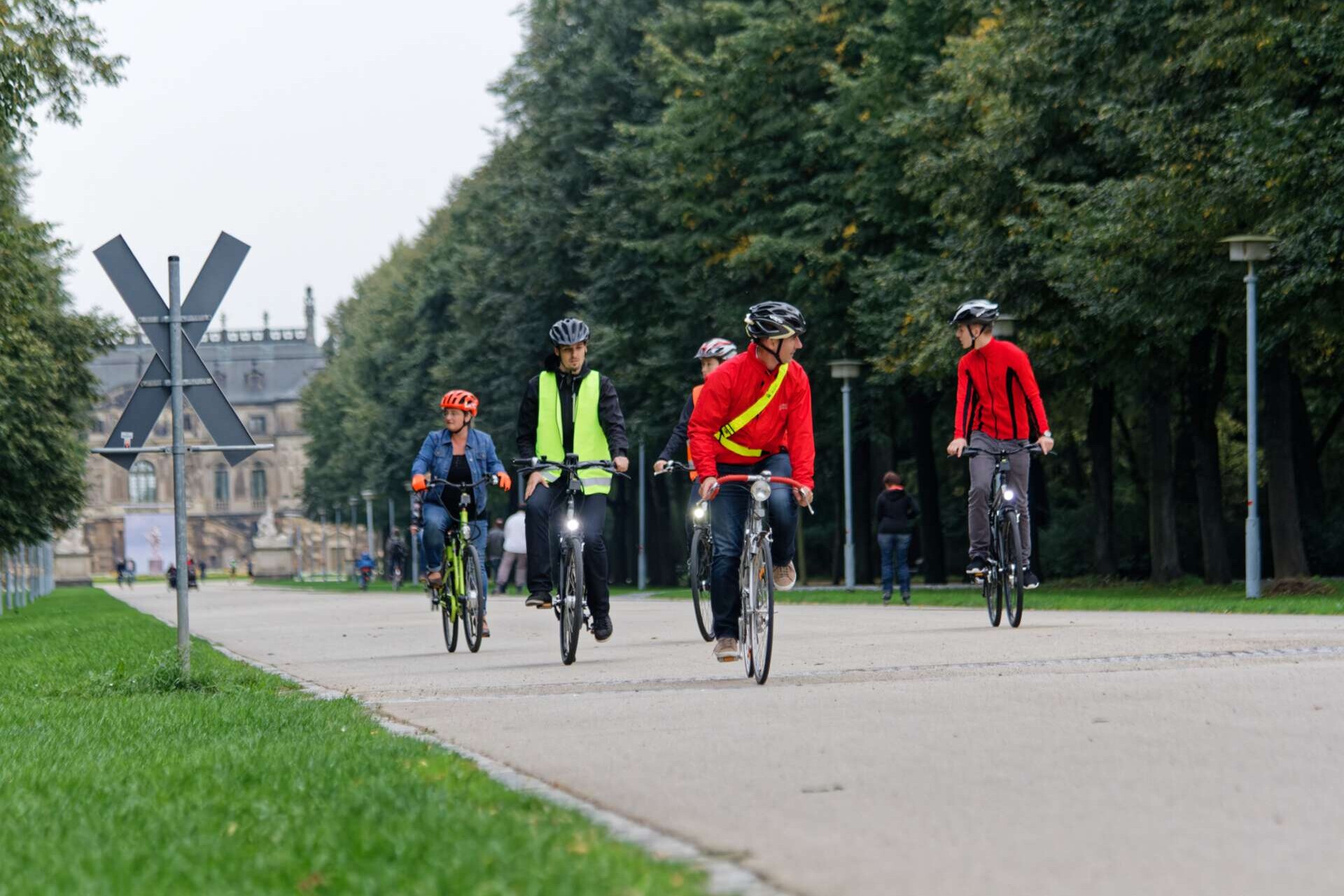 Dresden – Verkerssituationen mit beteiligten Radfahrern. Auftragsarbeit mit Beschäftigten der BV Dresden als Modellen.