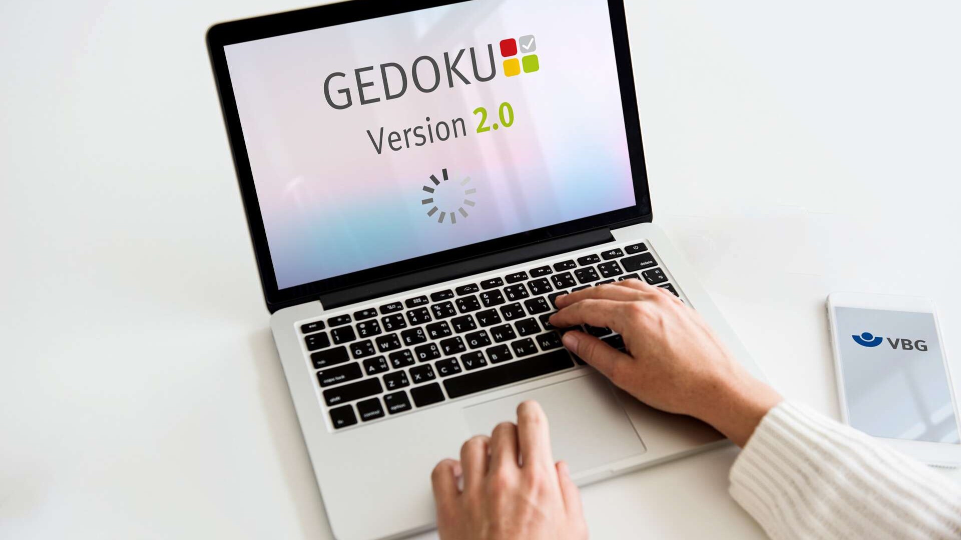 GEDOKU - Mockup: Symbolisch dargestelltes Logo der Anwendung auf dem Bildschirm eines Laptops. #filzer