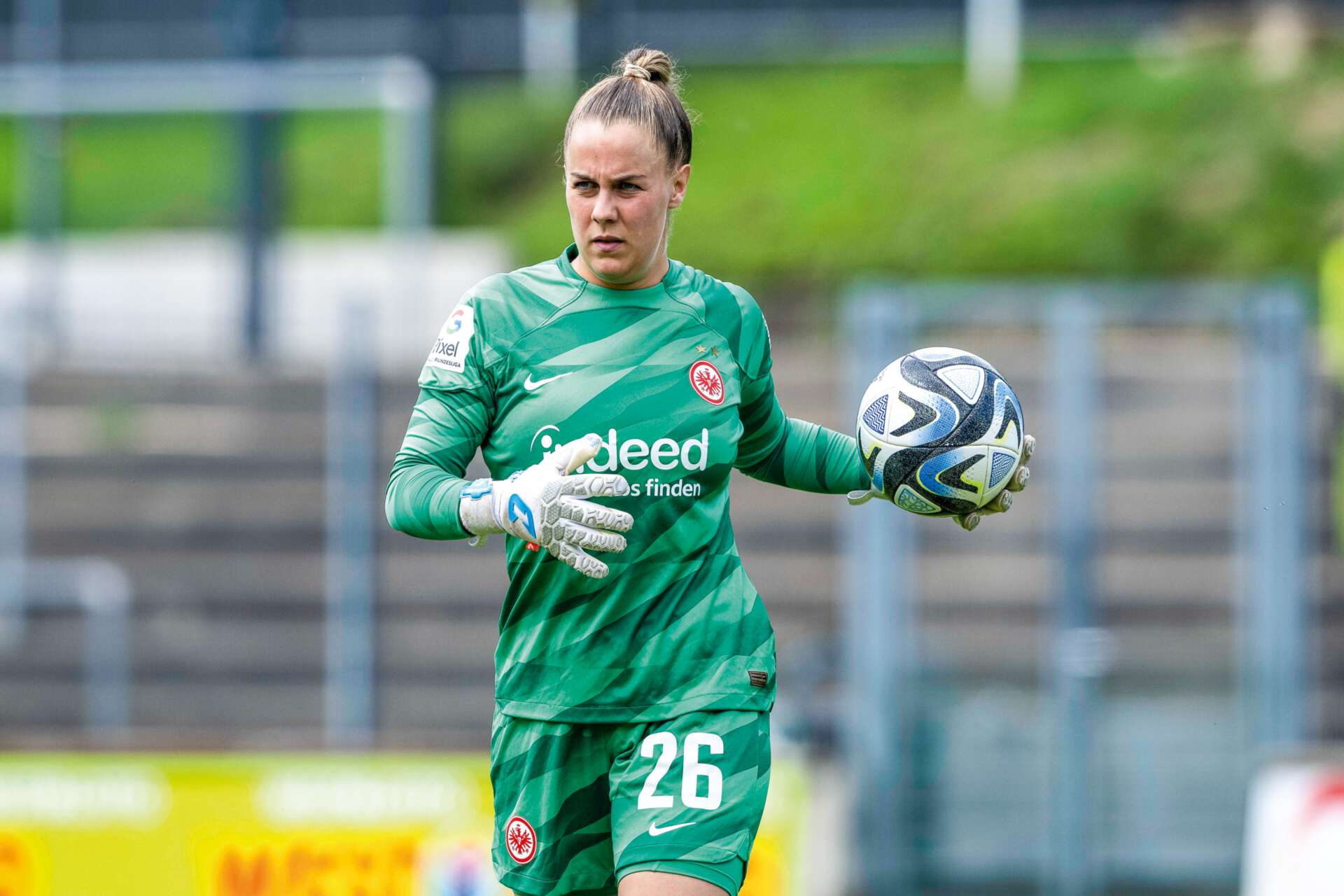Torhüterin Cara Bösl von Eintracht Frankfurt wärmt sich vor dem Frauen-Bundesligaspiel gegen den 1. FC Köln auf. 

Saison 2023/24, 22. Spieltag, 20.05.2024 