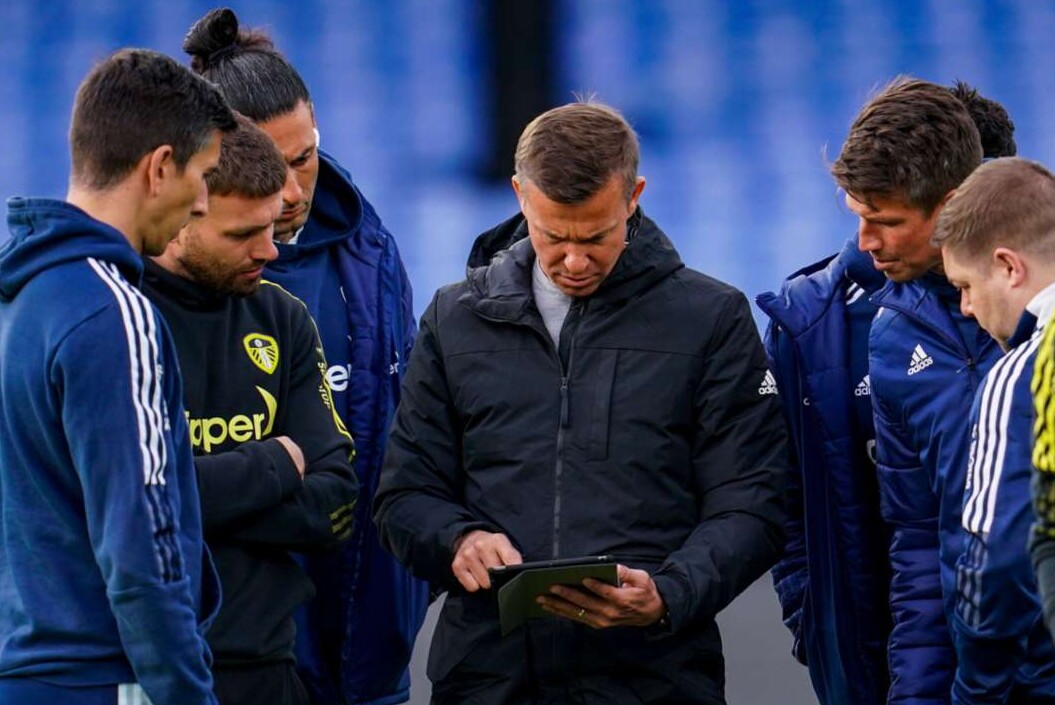 Jesse Marsch und sein Team werten vor dem Match gegen Crystal Palace Daten an einem Tablet aus, 25 April 2022