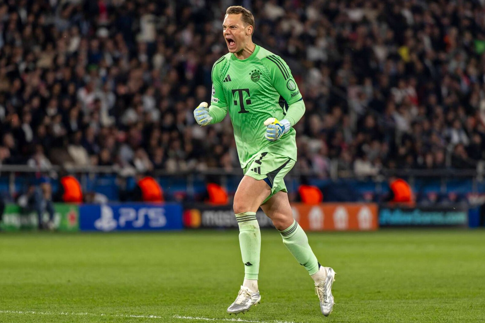 Bayern Münchens Torwart Manuel Neuer jubelt während des Champions League Halbfinal-Hinspiels gegen Paris St. Germain, 28.04.2026