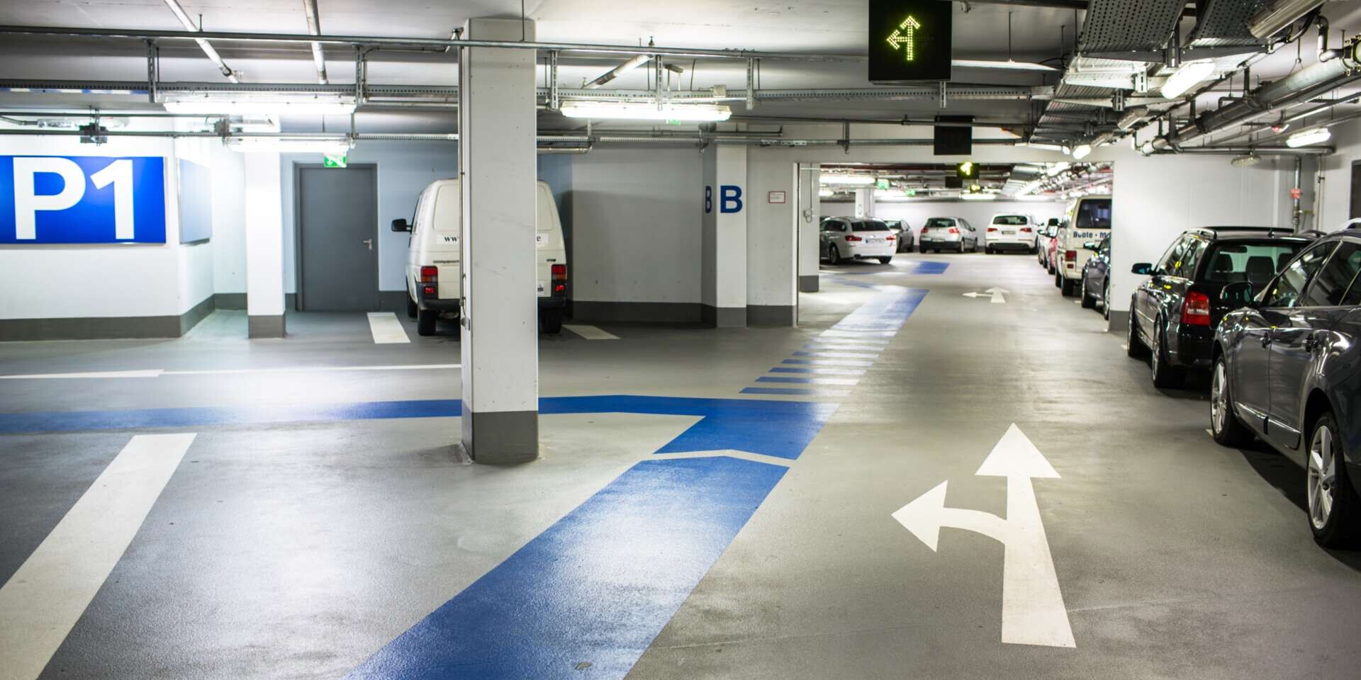 Getrennte Führung der Gehwege und der Fahrbahn in einer Garage