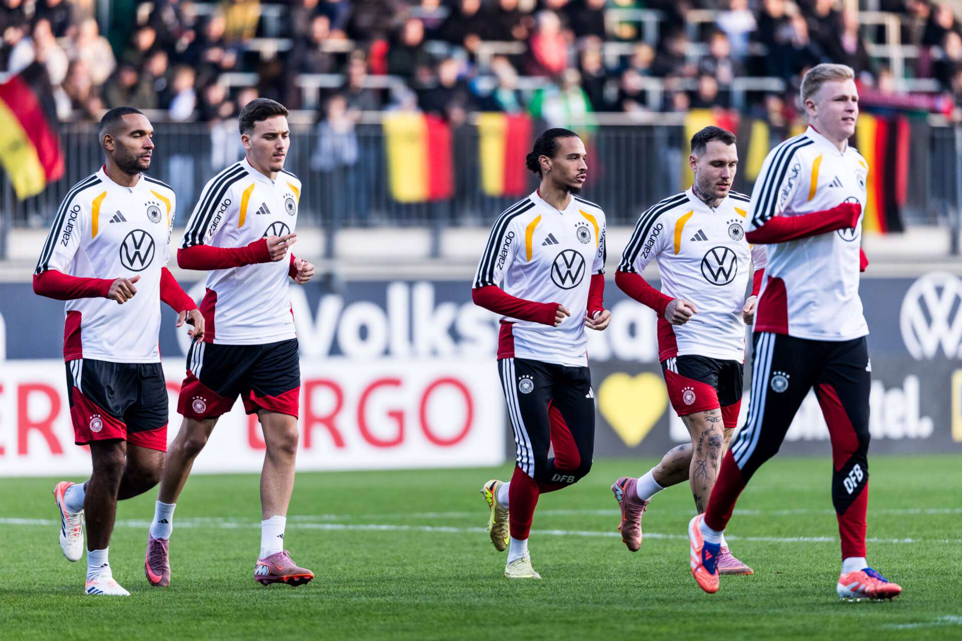 Die DFB-Nationalspieler Jonathan Tah, Said El Mala, Leroy Sane, David Raum und Jonathan Burkardt beim Warmlaufen während eines öffentlichen Trainings, 10.11.2025 