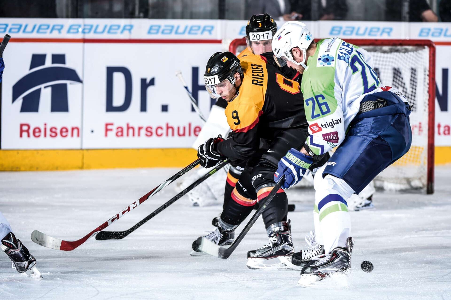 Eishockey-Profi Thomas Rieder im Duell mit Jan Urbas beim Länderspiel zwischen Deutschland und Slowenien, 29.04.2015