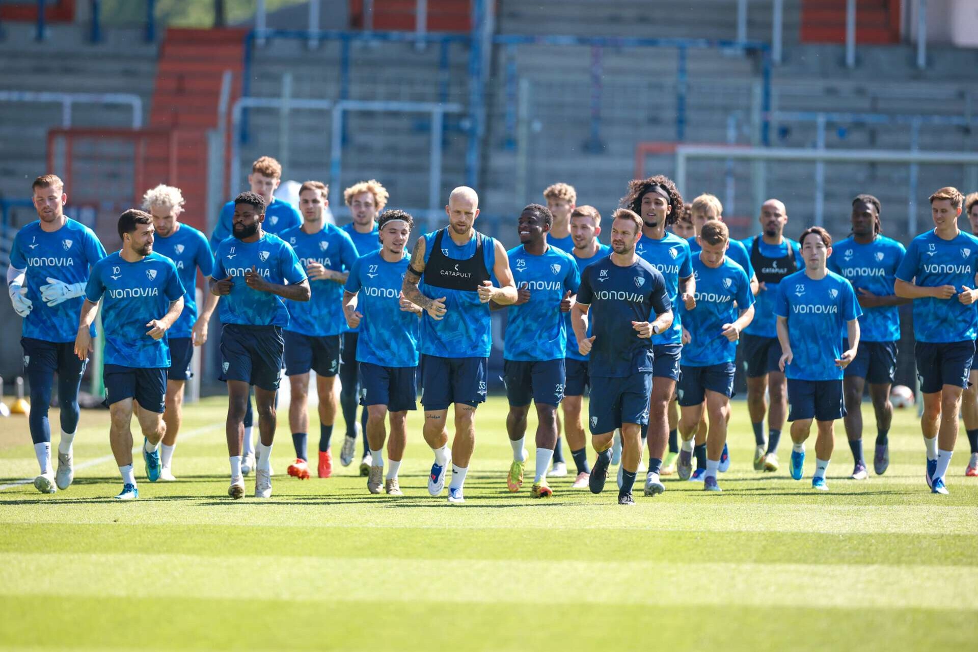 Die Mannschaft des VfL Bochum beim Trainingsauftakt zur Saison 2026/27, Warmlaufen bei sommerlichen Temperaturen von 31 Grad, 25.06.2026