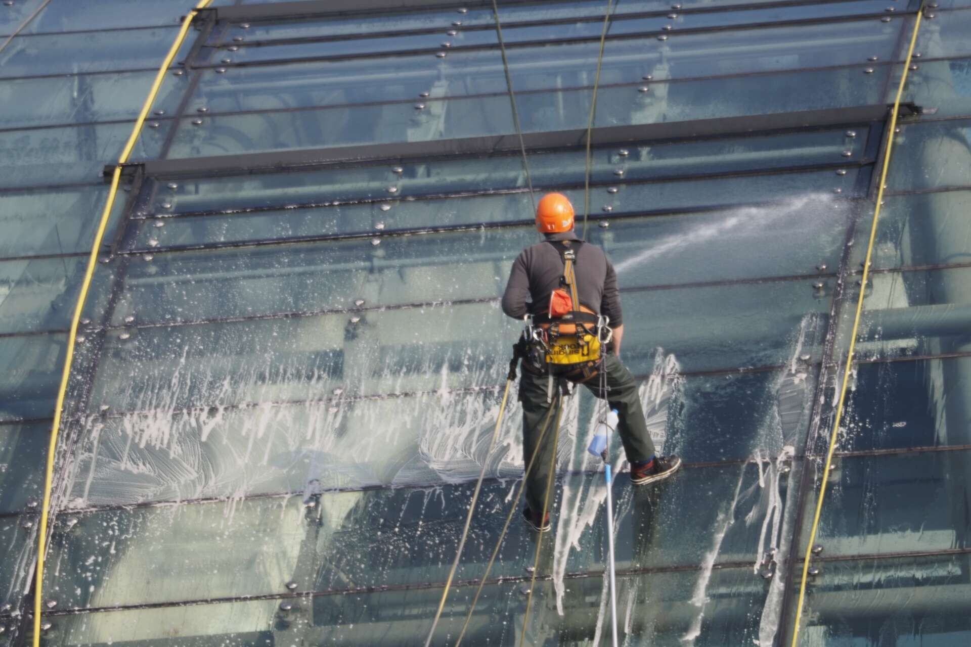 Fensterputzer reinigt Glasdach