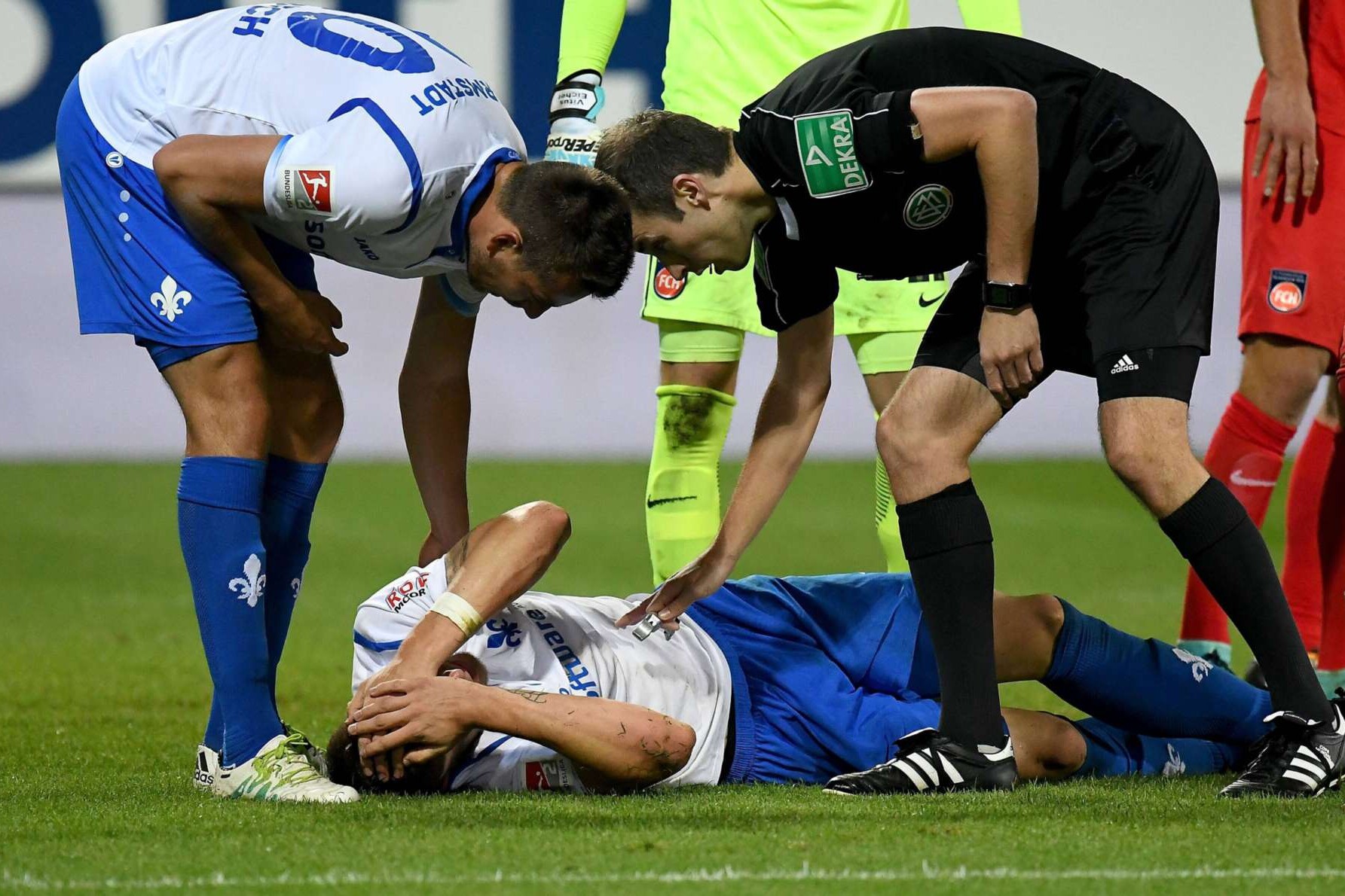 ACHTUNG: nur für Nachwuchskicker-Website lizensiert,
20.09.2017, Fussball 2. Bundesliga, 1. FC Heidenheim - SV Darmstadt 98, emspor, emonline, v. l. Artur Sobiech (SV Darmstadt 98), Felix Platte (SV Darmstadt 98) Gehirnerschütterung, Schiedsrichter Patrick Alt