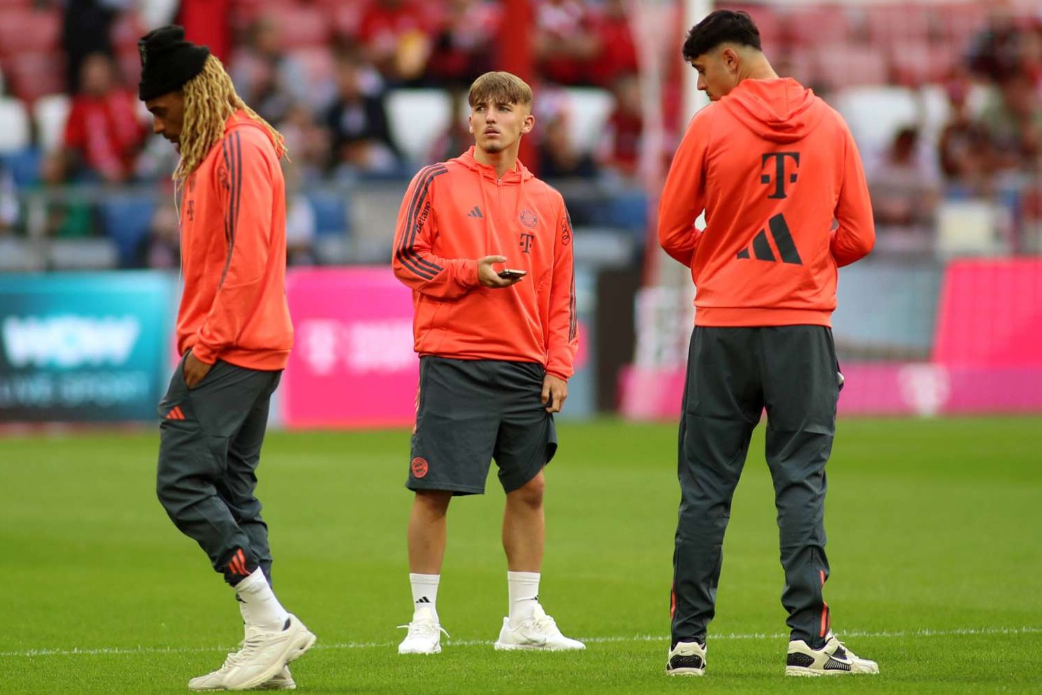 Bayern Münchens Nachwuchstalent Lennart Karl hält bei der Platzbegehung vor dem Ligaspiel gegen RB Leipzig am ersten Bundesliga-Spieltag der Saison 2025/26 ein Smartphone in der Hand. 22.08.2025