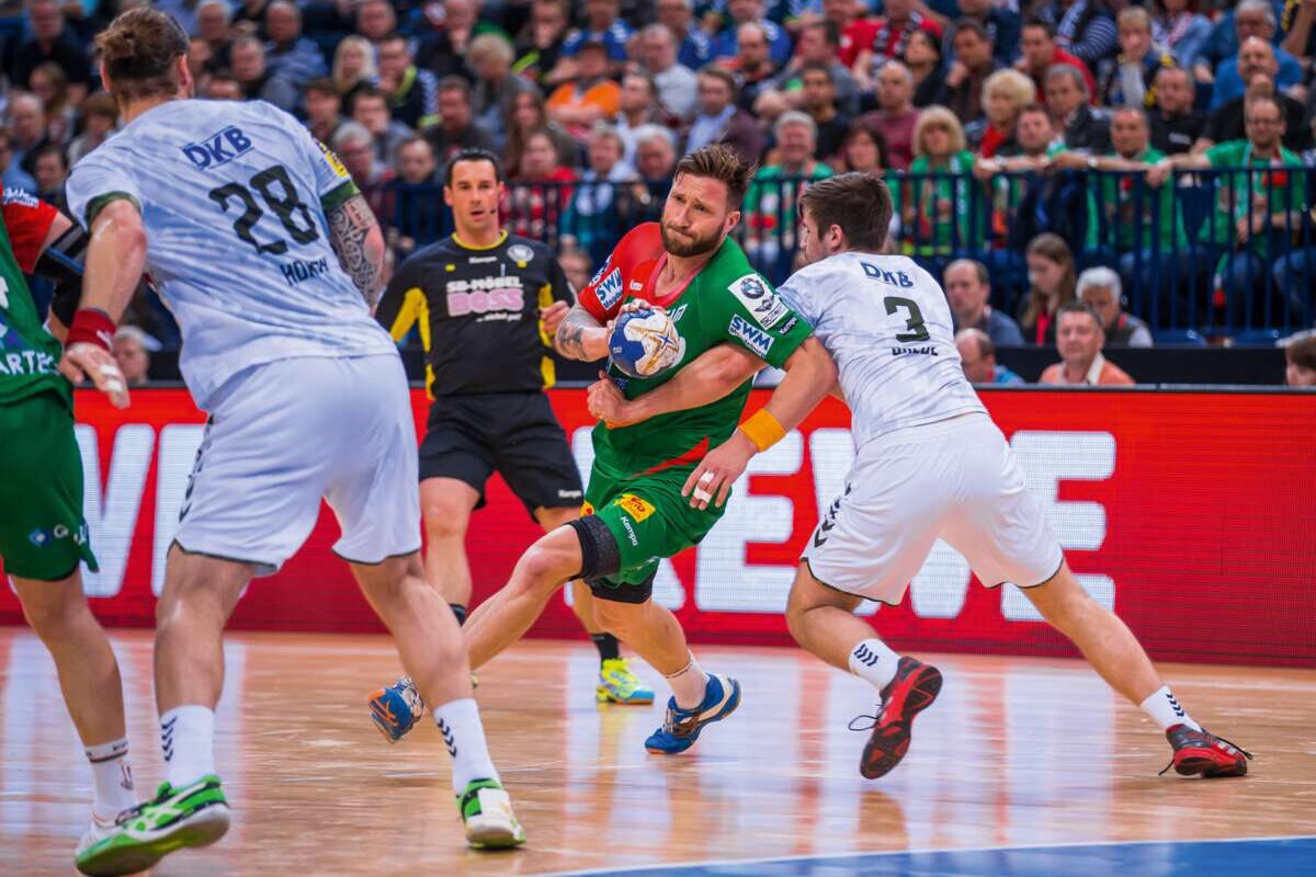 Handball-Stürmer beim Angriff vor dem Strafraum