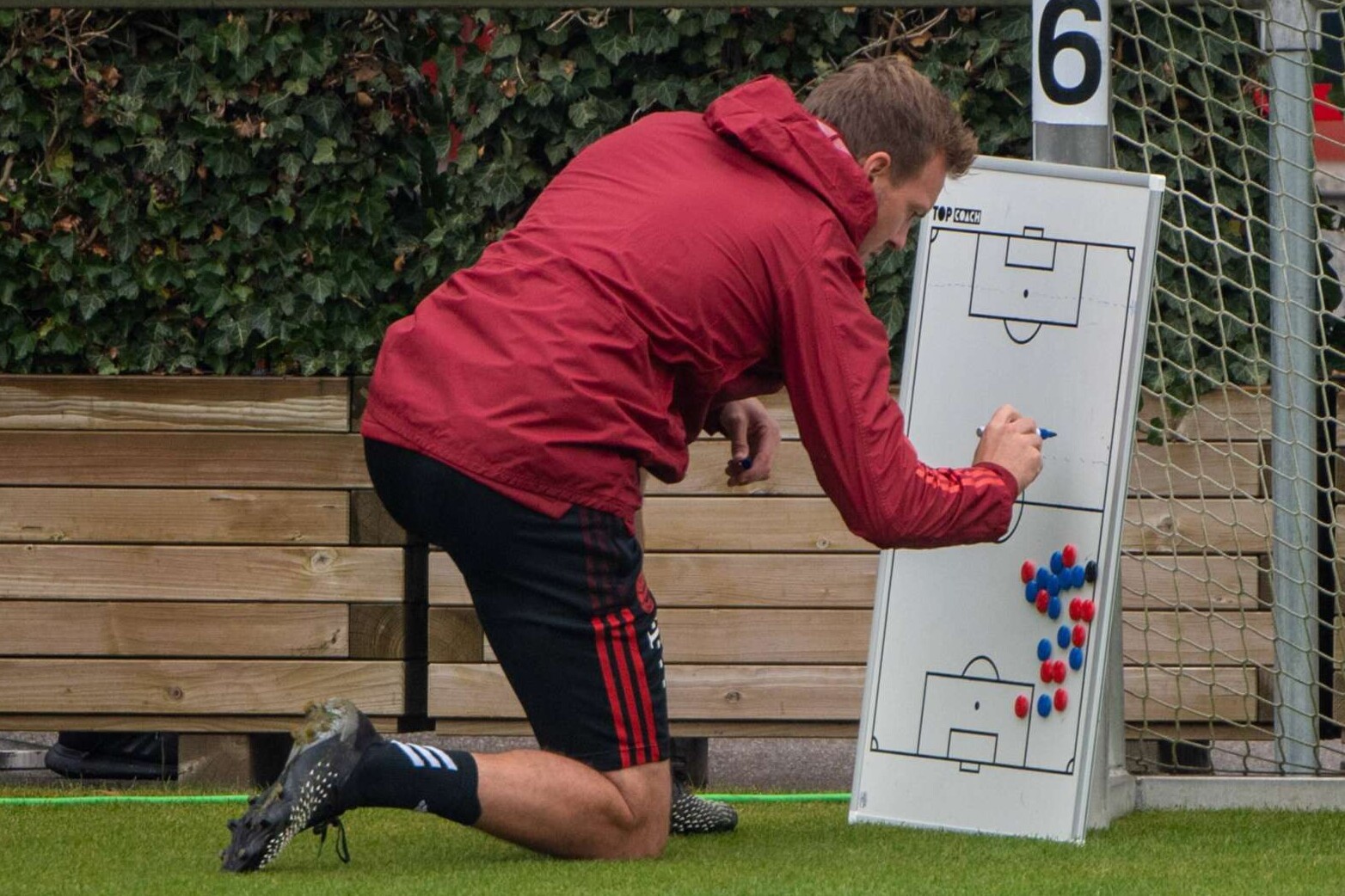 Fußballtrainer Julian Nagelsmann bei der Vorbereitung einer Trainingseinheit