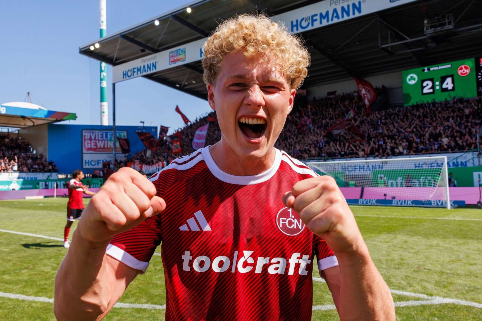 Nürnbergs Sturmtalent Piet Scobel ballt nach dem Sieg im Frankenderby gegen die Spielvereinigung Greuther Fürth die Fäuste. 15.08.2026