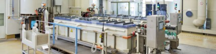 Anlage zum Ätzen bzw. Polieren von Glasoberflächen inkl. Säuretanks und Rohren aus Kunststoff; Deckenkran zum Transport von Glasscheiben in speziellen Transportrahmen