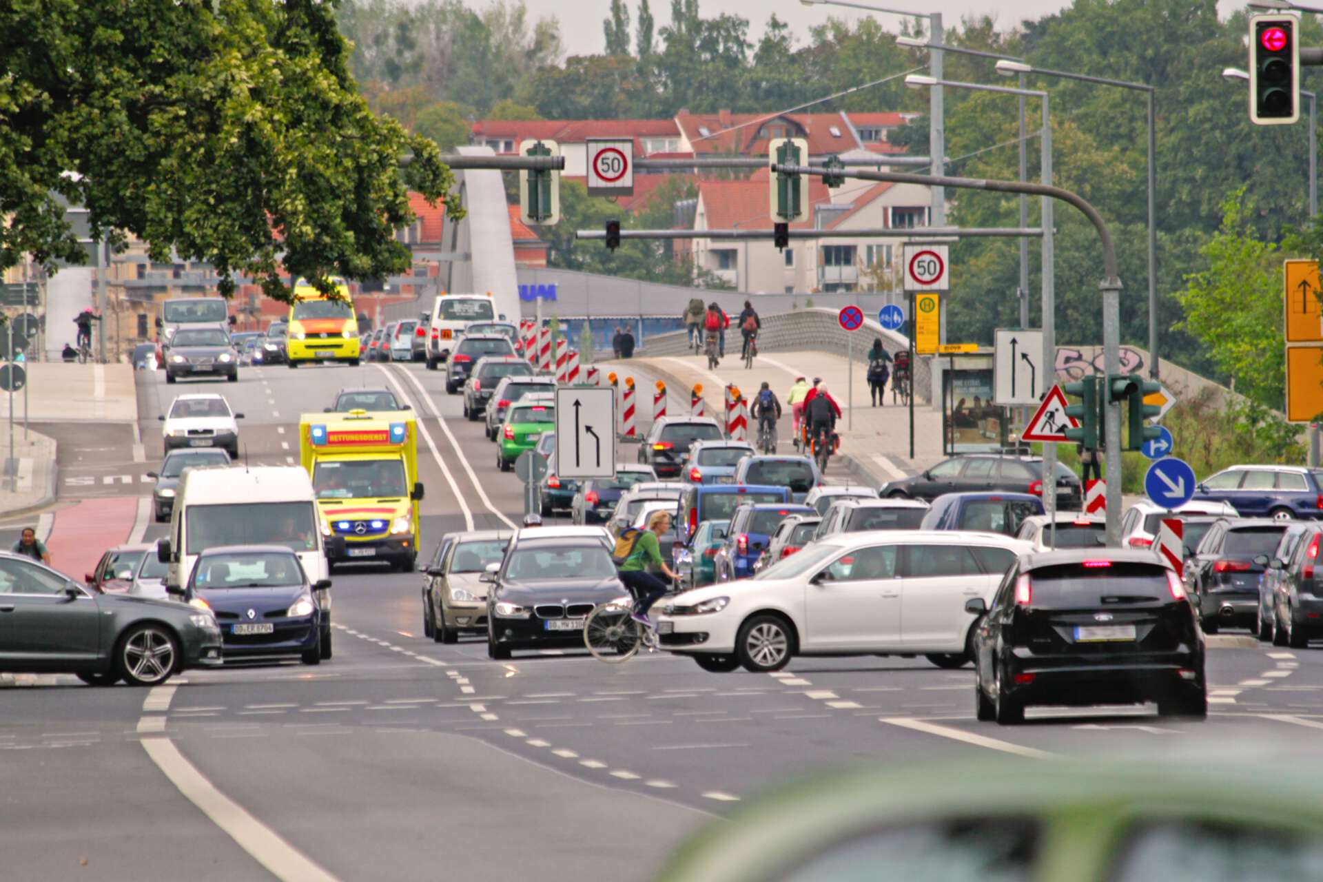 Verkehrssituation allgemein dichtbefahrene Kreuzung 