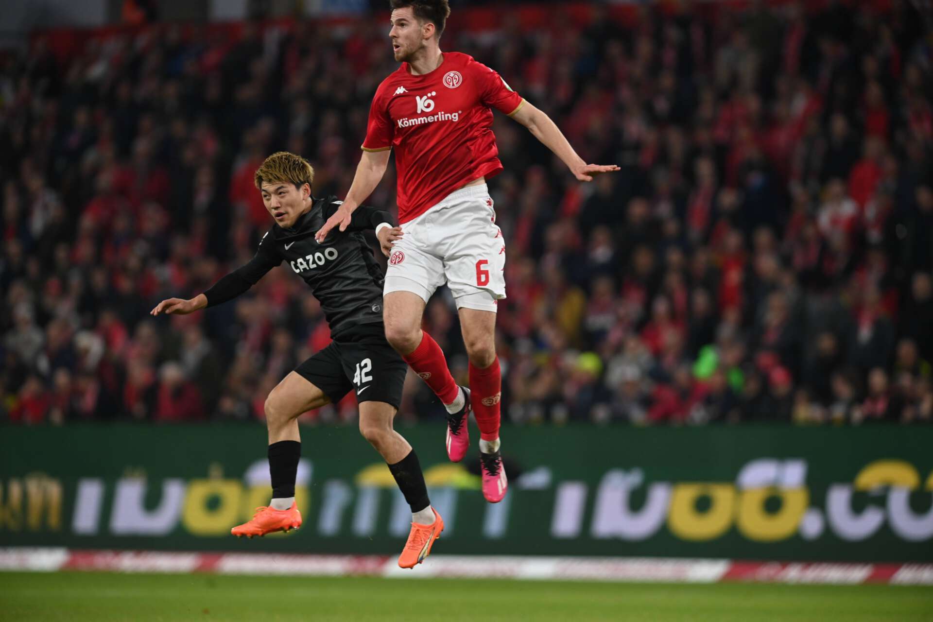 Anton Stach im Kopfballduell gegen Ritsua Doan während des Bundesligaspiels Mainz 05 gegen SC Freiburg, 19.3.2023.