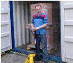 Entladen eines Containers