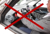 Fahrer schaut auf das Display seines Handys