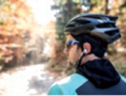 Radfahrer mit Helm und Ohrtöpseln