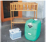 Autobatterie, Holzregal, Chemikalienbehälter, Glastür