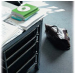 Tasche neben Bürostuhl
