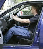 Fahrer sitzt am Lenkrad