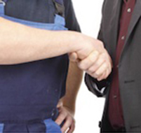Vorgesetzter und Mitarbeiter geben sich die Hand
