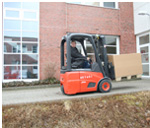 Gabelstapler an Gefälle