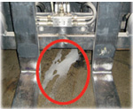 Leckende Hydraulikleitung