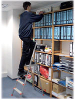  Person auf Stehleiter