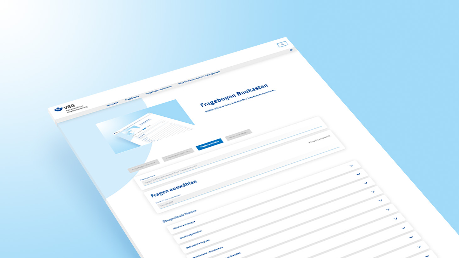 Mockup der aktuell zu sehenden Webseite mit dem Fragebogen-Baukasten als ausgedrucktes Papier