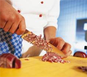 Küchenmesser schneidet Fleisch