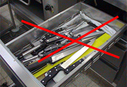 Beispiel für falsche Aufbewahrung - Messer lose in Schublade