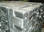 Rohmaterial (hier Aluminiumblöcke)