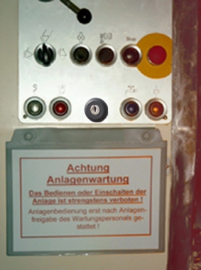Schaltknöpfe an einer Anlagenwartung