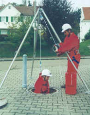 Einstieg in eine Grube mit Sicherheitsgeschirr