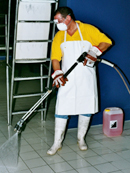 Mitarbeiter mit Hochdruckreinigungsgerät
