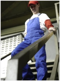 Mitarbeiter auf Treppe mit Handlauf
