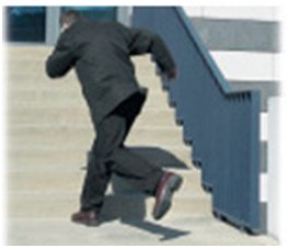 Mann rennt telefonierend die Treppe hoch