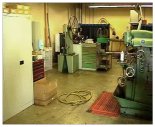 Offene Karton und Kabel mitten in der Werkstatt
