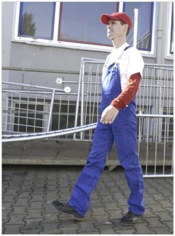 Mann zu Fuß auf dem Betriebsgelände