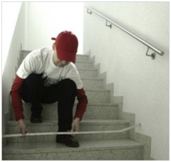 Mann misst Breite einer Treppe