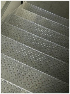 Rutschhemmender Metallbelag auf Treppe