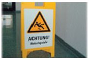 Warnschild: Achtung Rutschgefahr