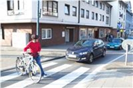 Radfahrender auf Zebrastreifen