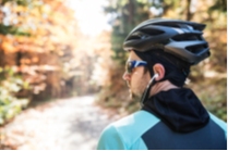 Radfahrer mit Helm und Ohrstecker