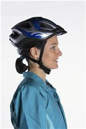 Frau trägt Fahrradhelm