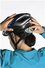 Frau befestigt Fahrradhelm