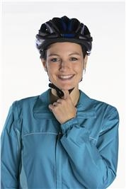 Frau prüft Sitz des Kinnriemens eines Fahrradhelms